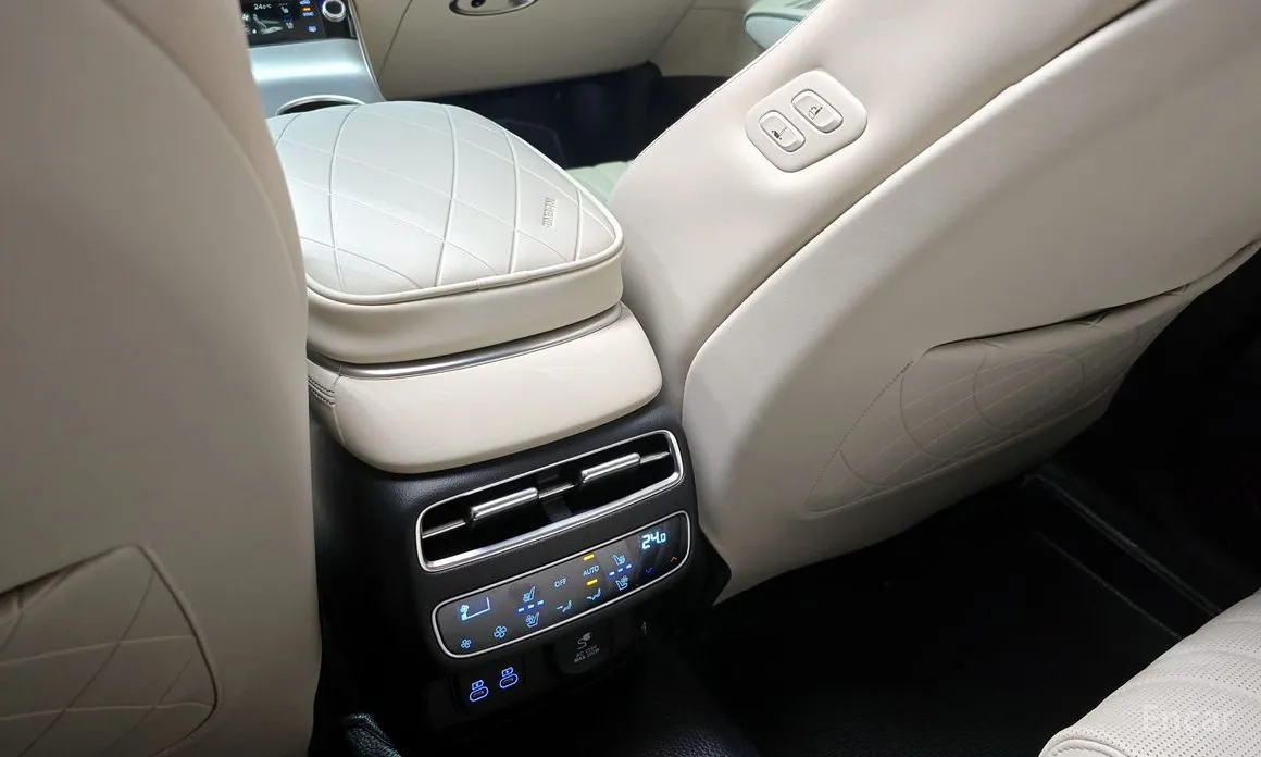 Фото 17 - Genesis GV70