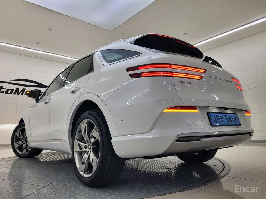 Фото 2 - Genesis GV70