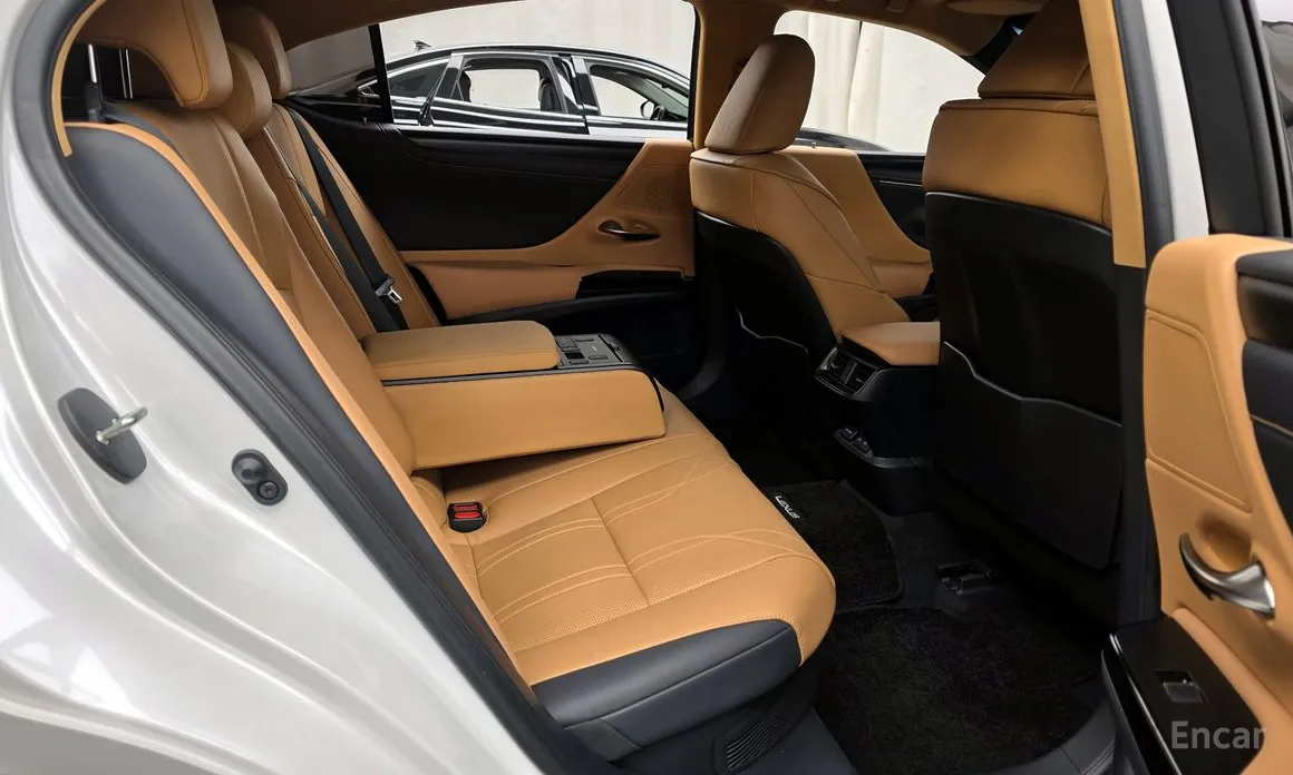 Фото 12 - Lexus ES