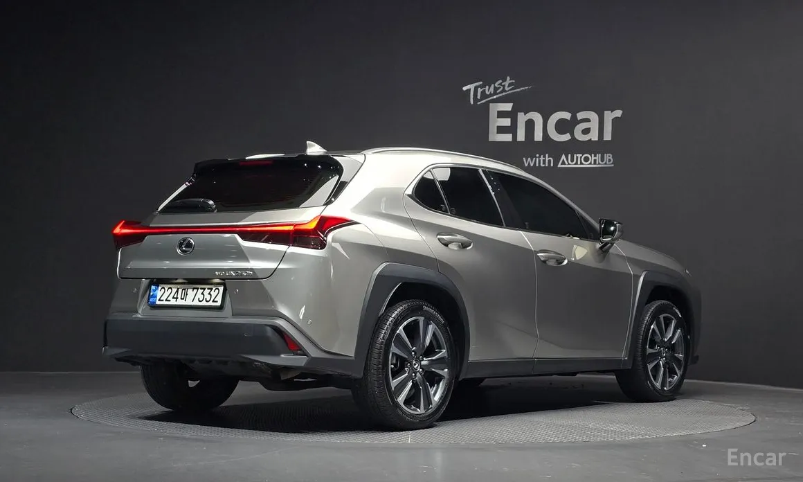 Фото 2 - Lexus UX