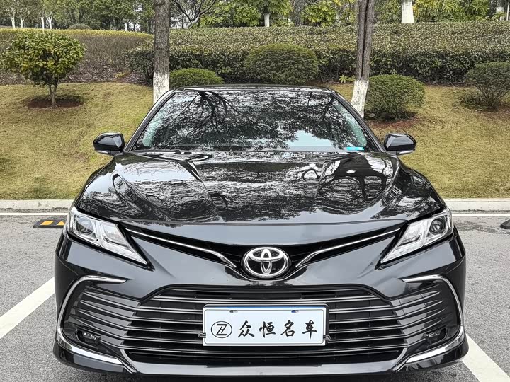 Фото 2 - Toyota Camry