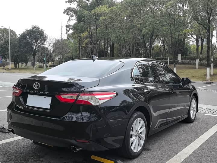 Фото 4 - Toyota Camry