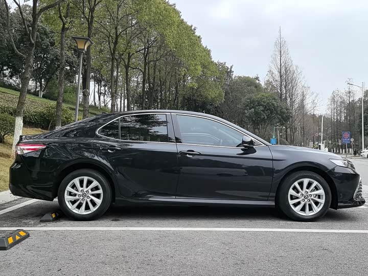 Фото 8 - Toyota Camry