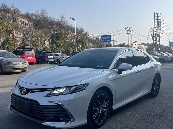 Фото 1 - Toyota Camry