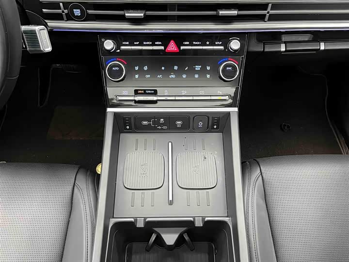 Photo 6 - Hyundai Santa Fe