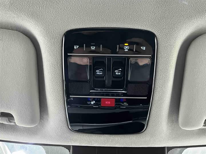 Photo 9 - Hyundai Santa Fe