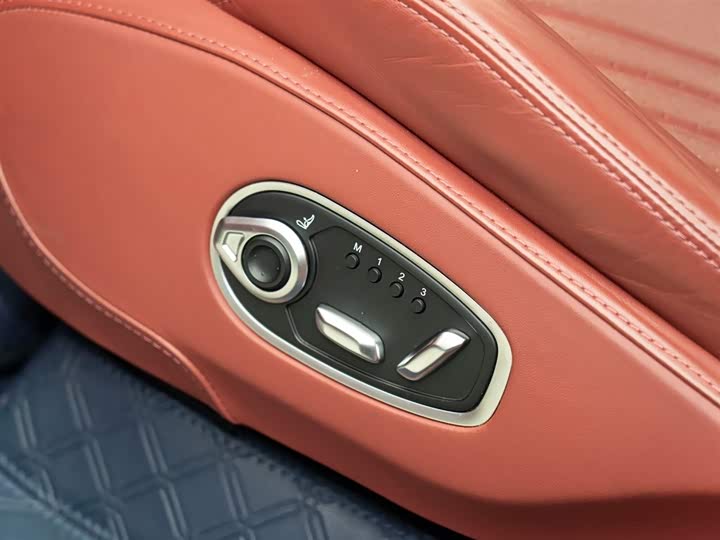 Фото 9 - Aston Martin DBX