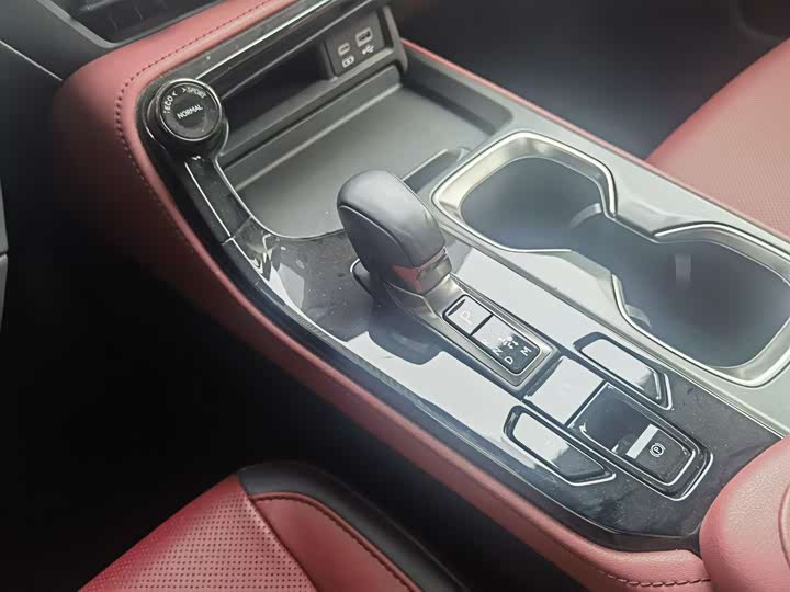 Фото 8 - Lexus NX