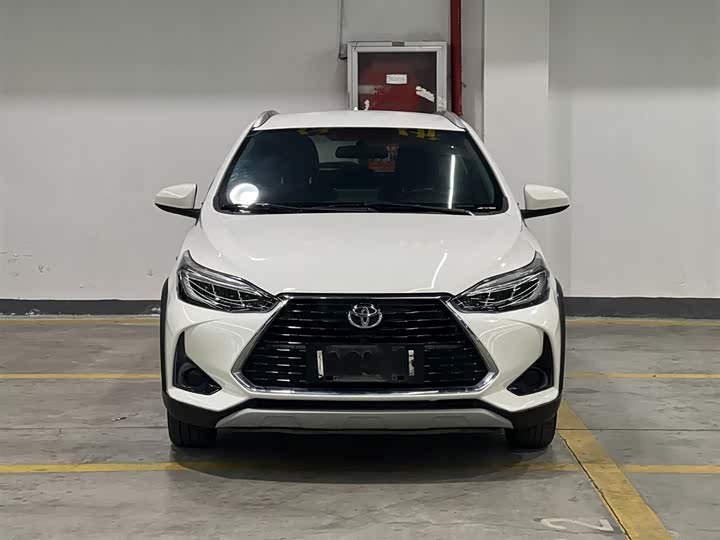 Photo 2 - Toyota Yaris L Hatchback