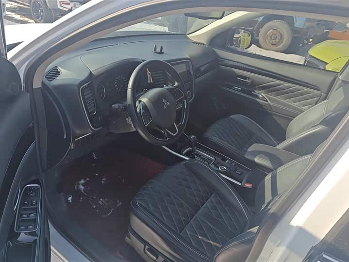 Фото 9 - Mitsubishi Outlander