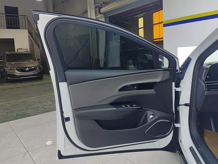 Photo 7 - Hongqi EH7