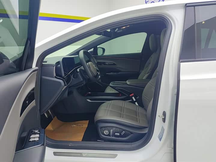 Photo 9 - Hongqi EH7