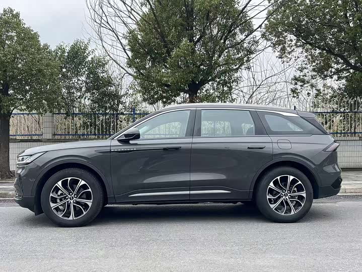 Фото 7 - Lincoln Nautilus