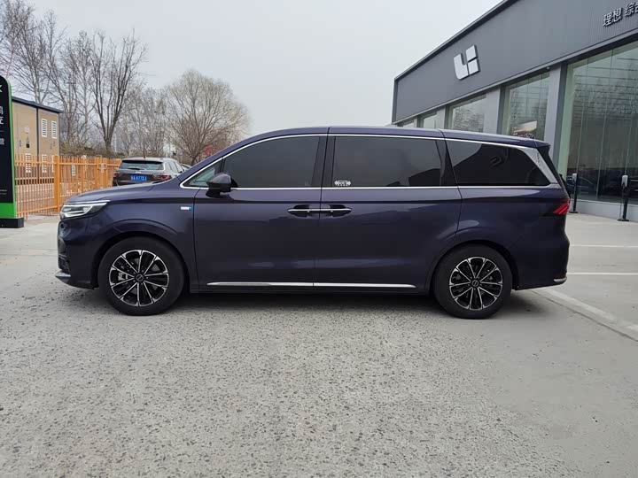 Фото 2 - Roewe iMax 8