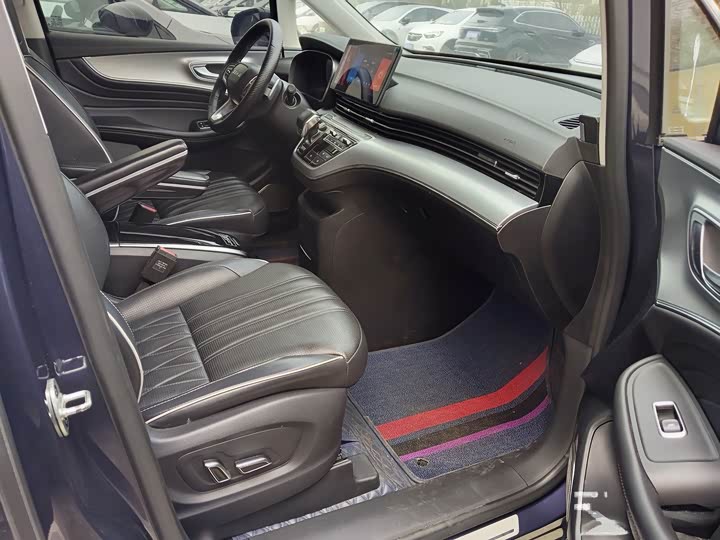 Фото 7 - Roewe iMax 8