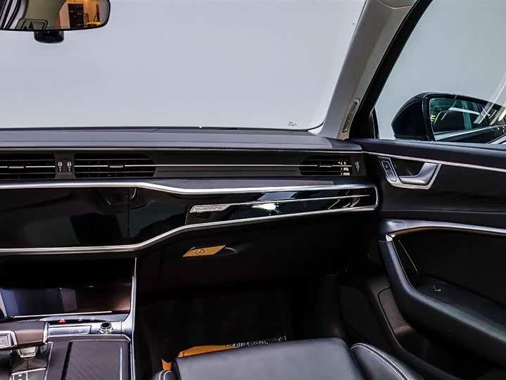 Фото 7 - Audi A6L