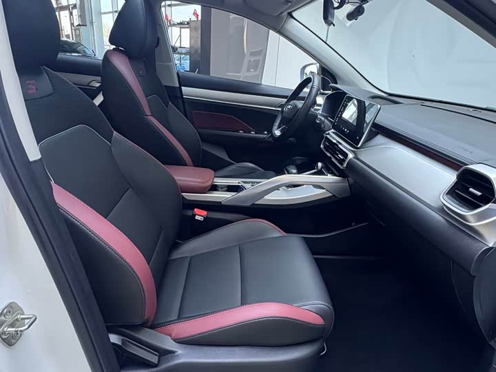 Фото 8 - Geely Coolray