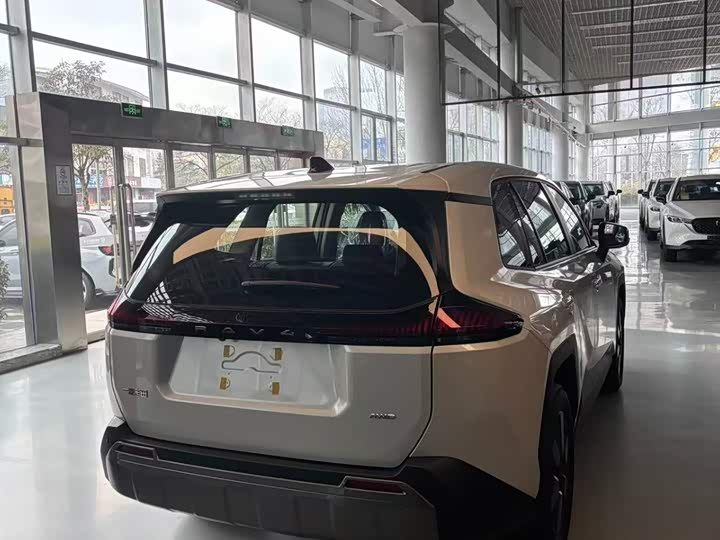 Фото 4 - Toyota RAV4