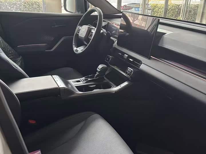 Фото 7 - Toyota RAV4