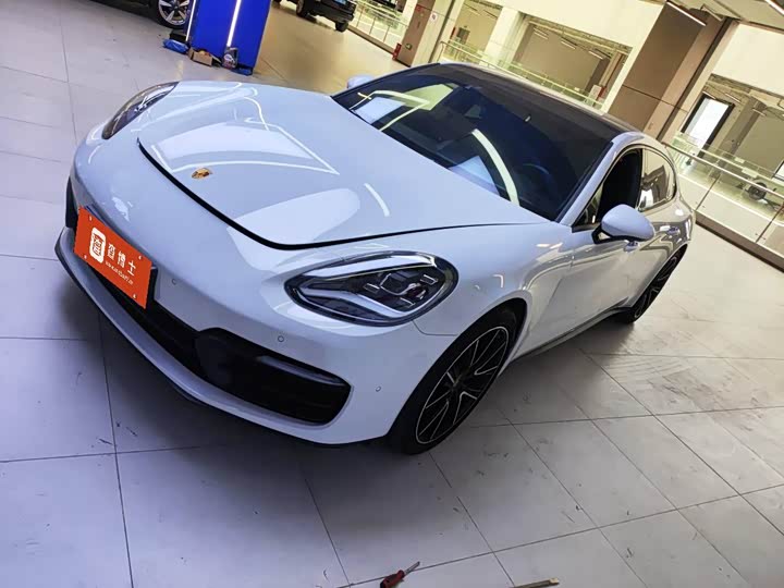 Фото 1 - Porsche Panamera