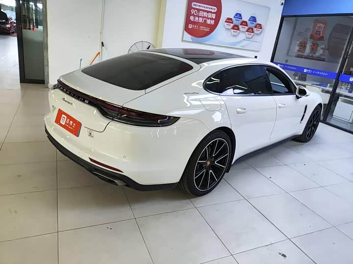 Фото 2 - Porsche Panamera