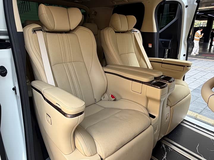 Photo 9 - Toyota Alphard