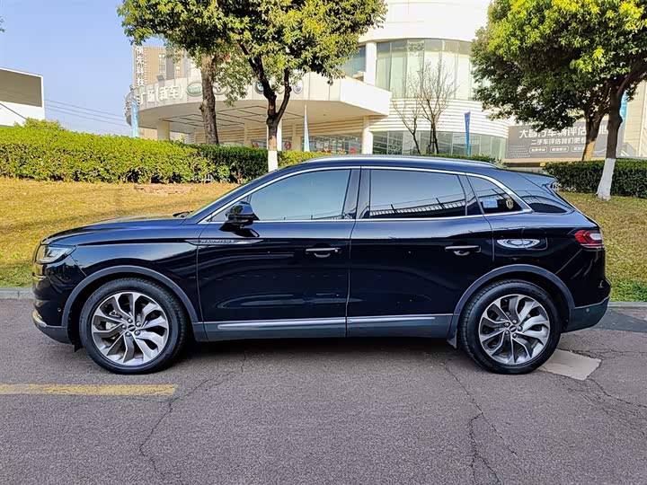 Фото 3 - Lincoln Nautilus