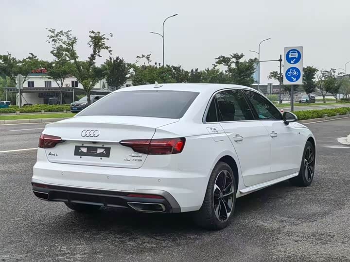 Фото 8 - Audi A4L