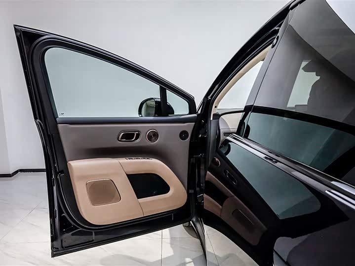 Photo 8 - LiXiang i8