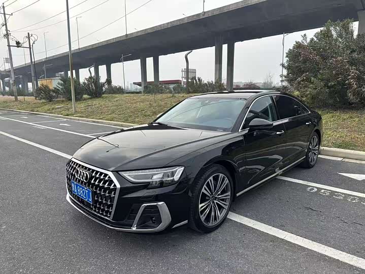 Фото 1 - Audi A8