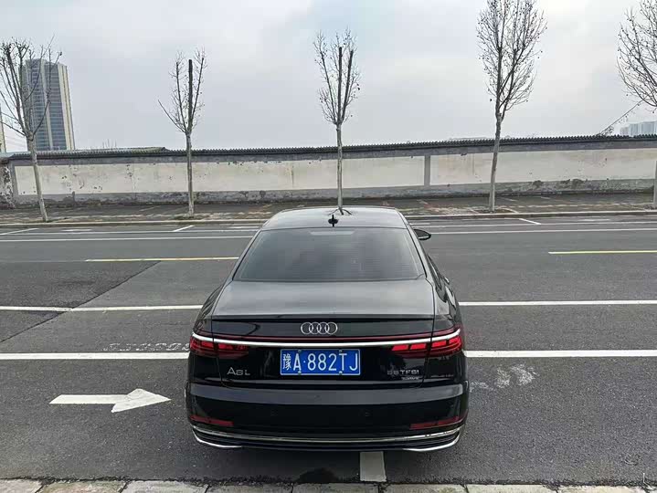 Фото 4 - Audi A8