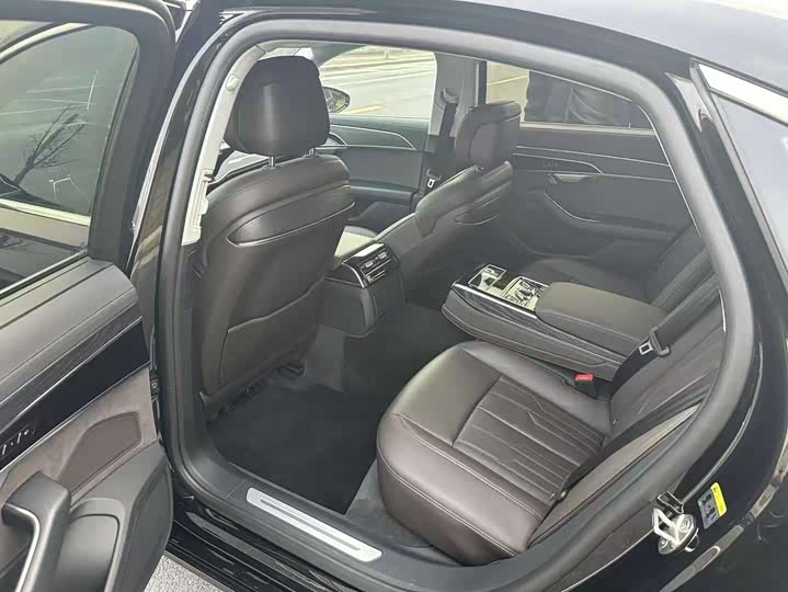 Фото 7 - Audi A8