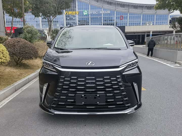 Photo 2 - Lexus LM