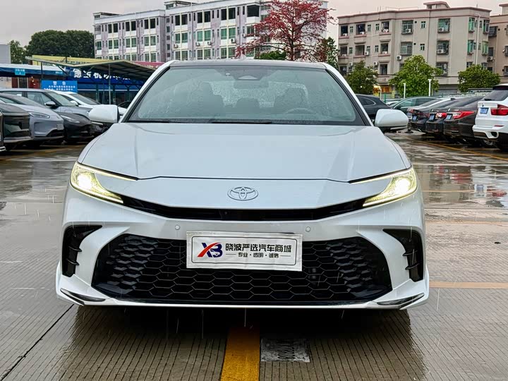 Фото 2 - Toyota Camry