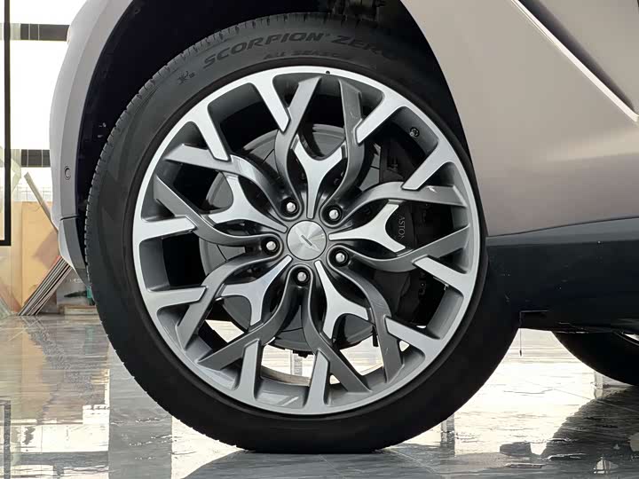 Photo 8 - Aston Martin DBX