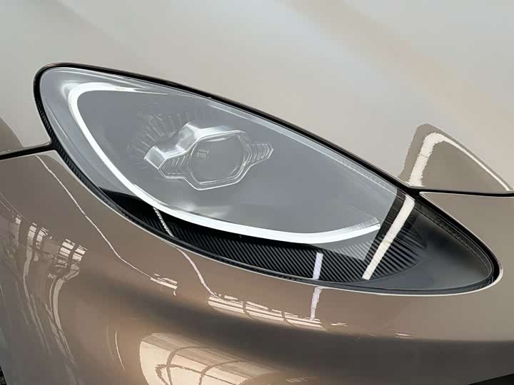 Photo 9 - Aston Martin DBX