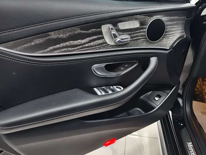 Фото 4 - Mercedes-Benz E-Class