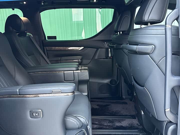 Фото 9 - Toyota Alphard