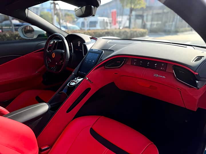 Фото 4 - Ferrari Roma