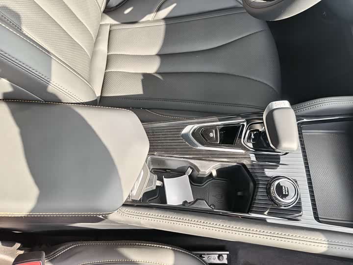 Фото 6 - Geely Monjaro