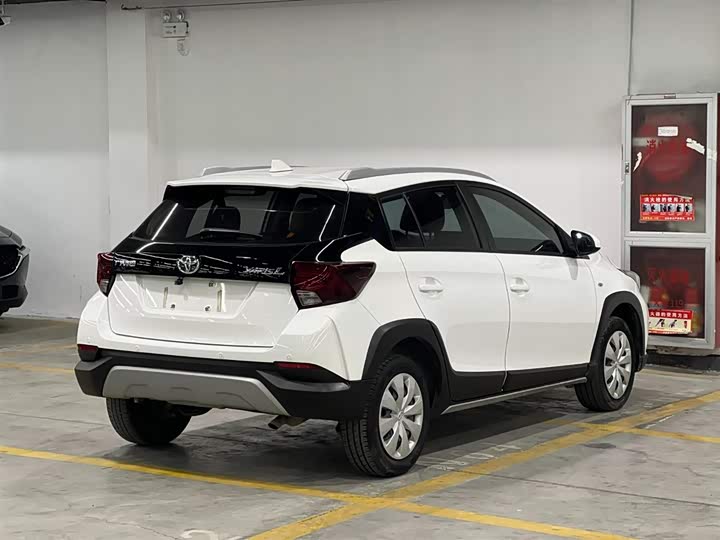 Photo 5 - Toyota Yaris L Hatchback