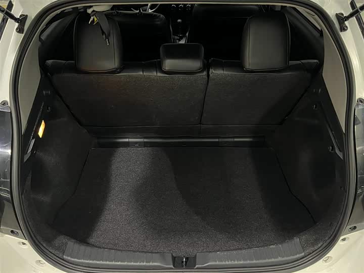 Photo 7 - Toyota Yaris L Hatchback