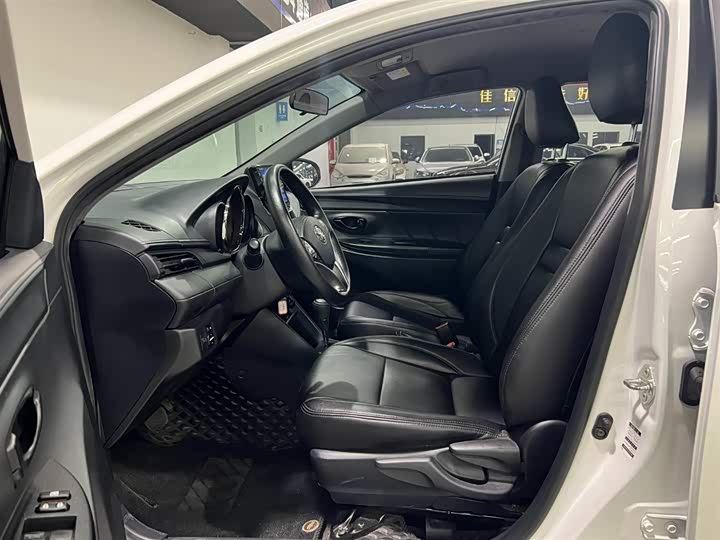 Photo 8 - Toyota Yaris L Hatchback