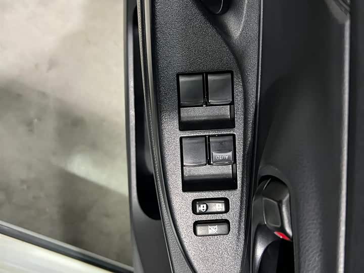 Photo 9 - Toyota Yaris L Hatchback