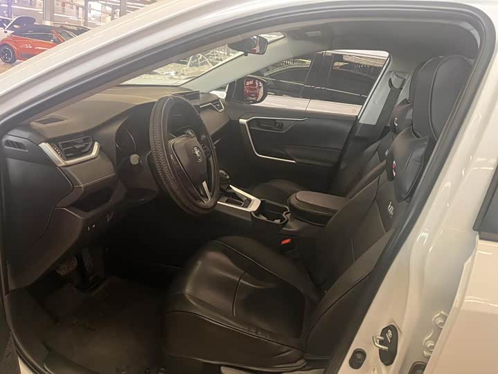 Фото 7 - Toyota RAV4