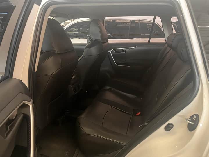 Фото 8 - Toyota RAV4