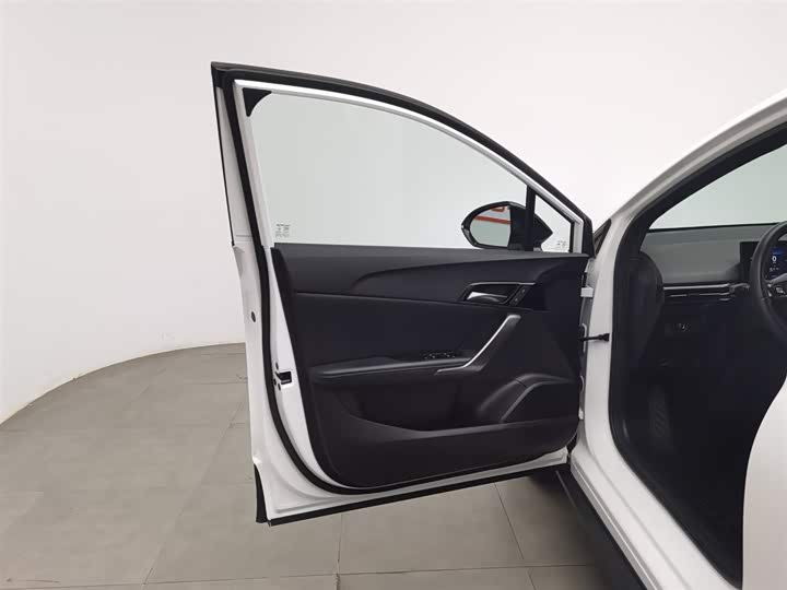 Фото 8 - MG Motor 4 EV