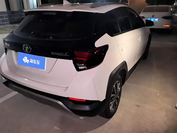 Фото 3 - Toyota Yaris L Hatchback