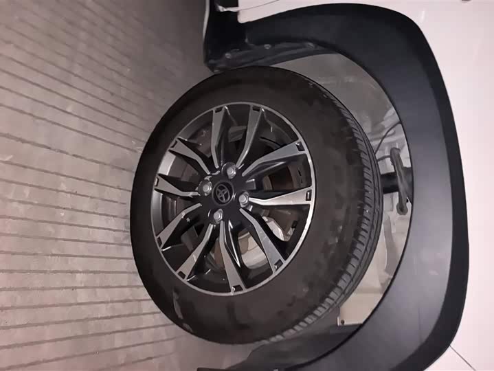 Фото 6 - Toyota Yaris L Hatchback