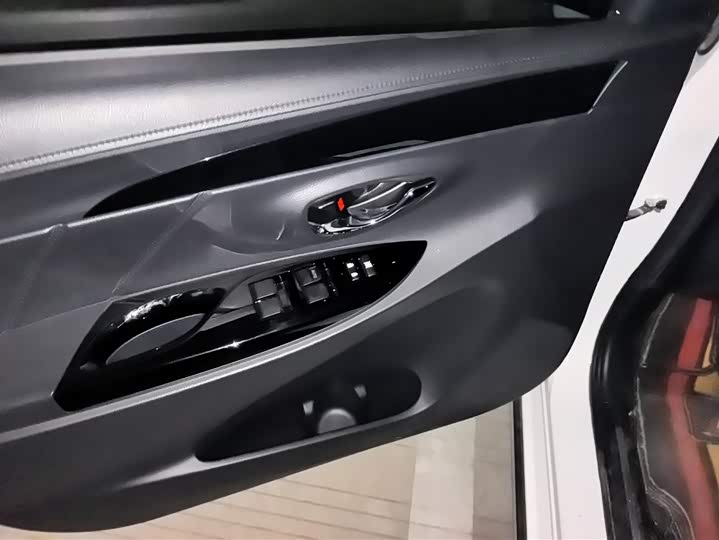 Фото 7 - Toyota Yaris L Hatchback